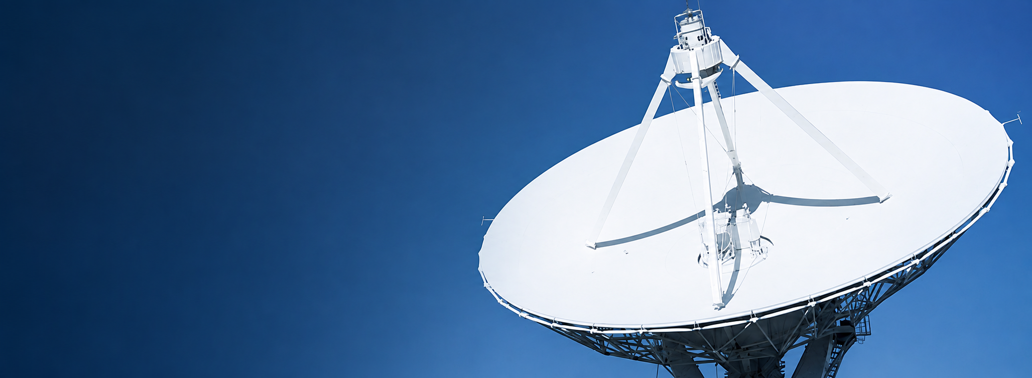Large satellite ground station antenna